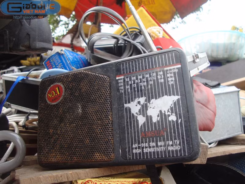 Một chiếc đài Cassette cũ không biết còn dùng được không, nhưng bà vẫn mua và trưng bày trong cửa hàng. Một chiếc đài Cassette cũ không biết còn dùng được không, nhưng bà vẫn mua và trưng bày trong cửa hàng.