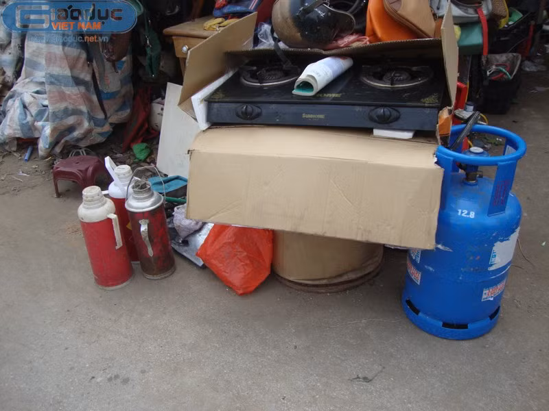 Ngay cả những chiếc bếp ga cũ, rồi phích nước đã qua sử dụng cũng được bà thu mua từ rất nhiều nguồn khác nhau, chủ yếu là qua "kênh" đồng nát. Ngay cả những chiếc bếp ga cũ, rồi phích nước đã qua sử dụng cũng được bà thu mua từ rất nhiều nguồn khác nhau, chủ yếu là qua "kênh" đồng nát.