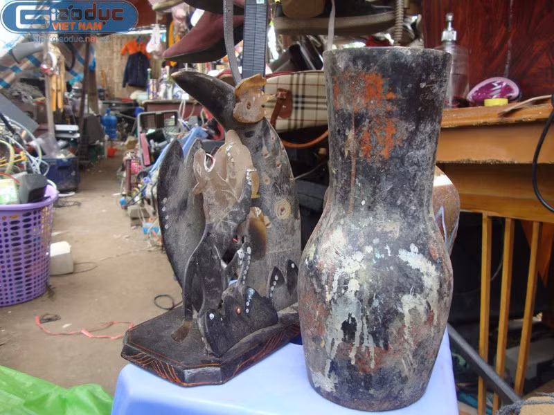 Hai đồ vật này bà Mỹ mua lại của người đi buôn đồng nát với giá 30 nghìn đồng. Hai đồ vật này bà Mỹ mua lại của người đi buôn đồng nát với giá 30 nghìn đồng.