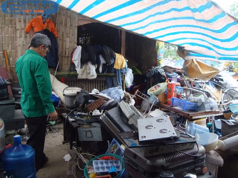 Một vị khách đang cố tìm cho mình một món hàng trong đống lộn xộn. Một vị khách đang cố tìm cho mình một món hàng trong đống lộn xộn.