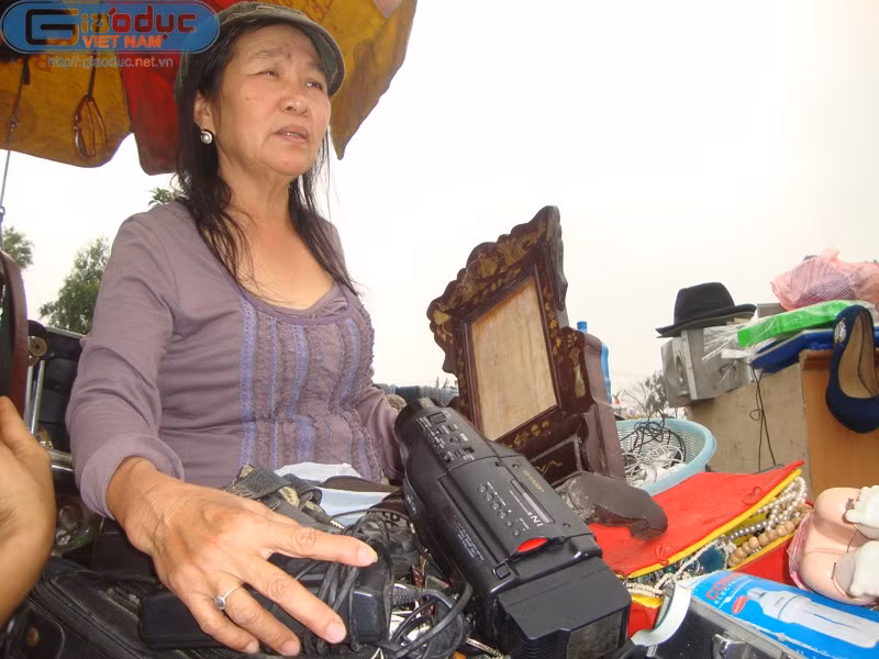 Với phương châm kinh doanh "hàng mua về không dùng được mang ra trả lại" nên bà Mỹ có không ít khách hàng, chủ yếu là những người ngoại tỉnh về Hà Nội kiếm sống. Với phương châm kinh doanh "hàng mua về không dùng được mang ra trả lại" nên bà Mỹ có không ít khách hàng, chủ yếu là những người ngoại tỉnh về Hà Nội kiếm sống.