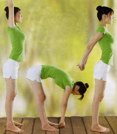 9. Vòng tay trái ra sau lưng, uốn cong khuỷu tay lên trên để bàn tay nằm giữa hai vai của bạn. Vòng tay phải ra sau, cố gắng nắm lấy bàn tay trái.