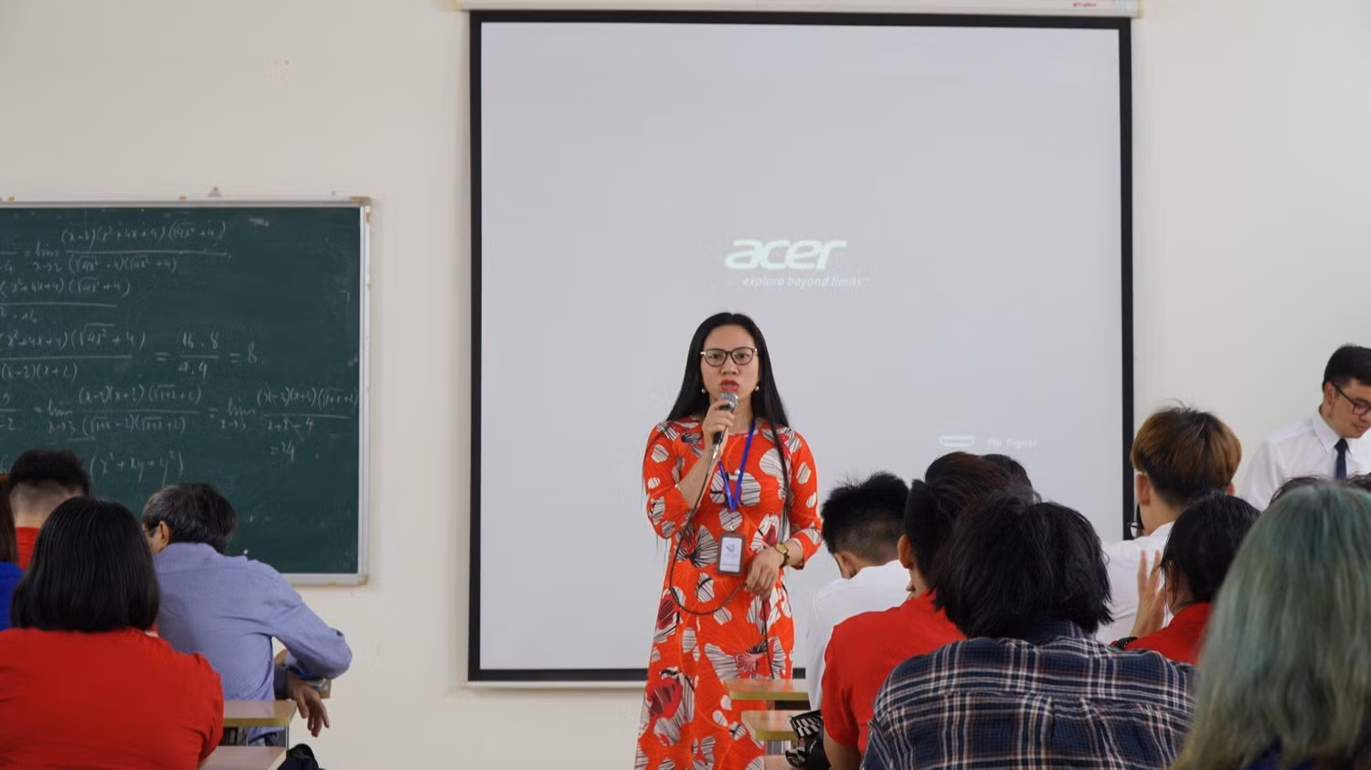 Sinh viên Trường Đại học Hòa Bình vừa được đào tạo kiến thức cơ sở ngành, kiến thức ngành, kiến thức chuyên sâu ngành, vừa được tạo điều kiện thực hành tại doanh nghiệp. (Ảnh: NTCC) Sinh viên Trường Đại học Hòa Bình vừa được đào tạo kiến thức cơ sở ngành, kiến thức ngành, kiến thức chuyên sâu ngành, vừa được tạo điều kiện thực hành tại doanh nghiệp. (Ảnh: NTCC)