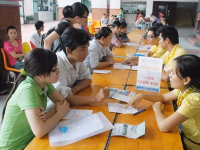 Sinh viên trường ĐH Kỹ thuật Công nghệ TPHCM hướng dẫn xét tuyển NV2 cho thí sinh và phụ huynh.