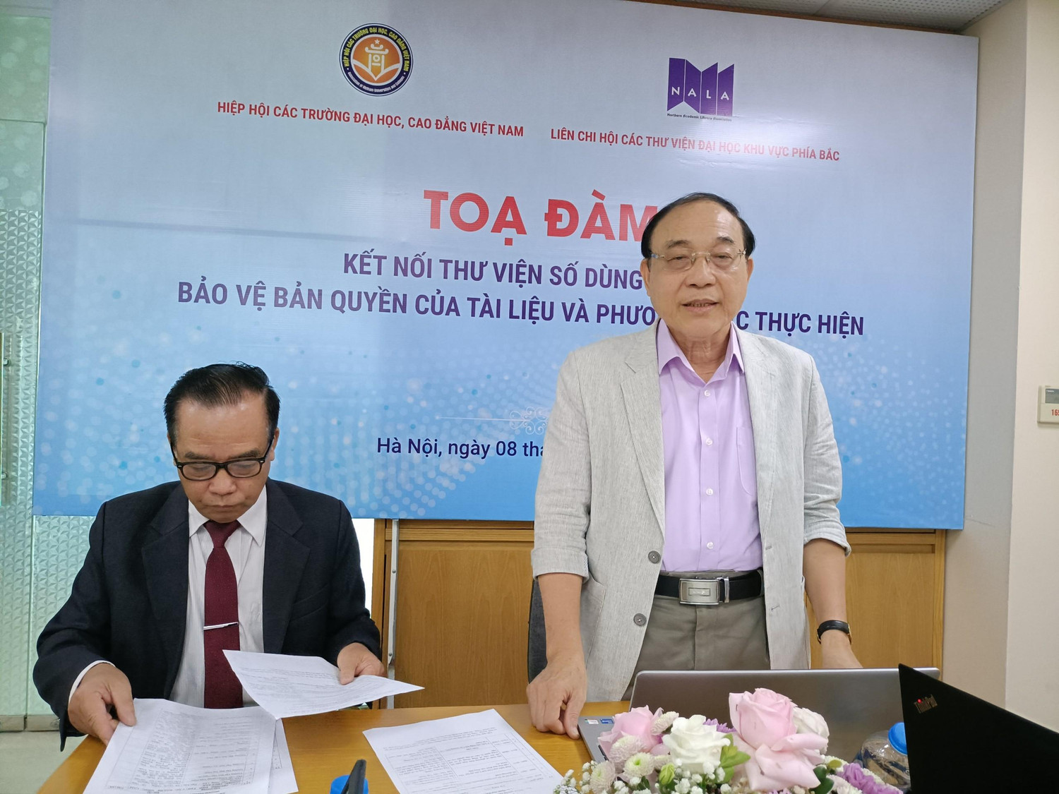 Tiến sĩ Nguyễn Huy Chương, Chủ tịch Liên chi hội các Thư viện đại học khu vực phía Bắc chia sẻ tại buổi tọa đàm. (Ảnh: NP)