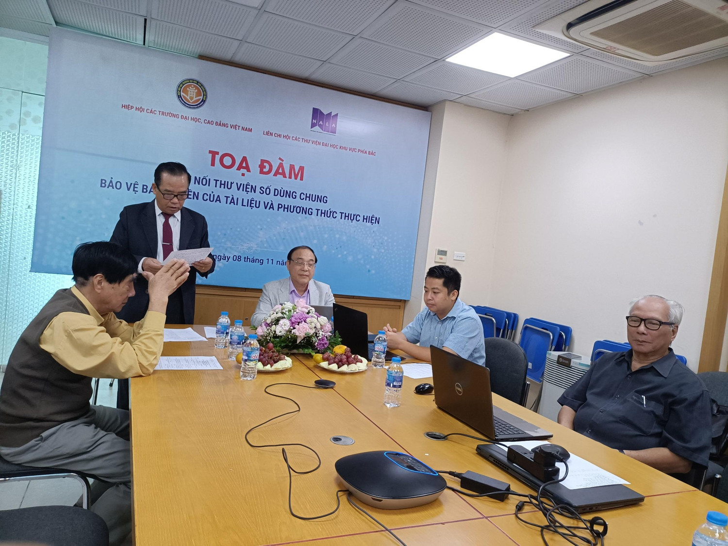 Ông Phạm Ngọc Lan - Trưởng Ban Hỗ trợ Câu lạc bộ Khối trường công bố chương trình tọa đàm. (Ảnh: NP)