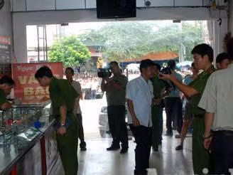 Cơ quan chức năng khám xét hiện trường Cơ quan chức năng khám xét hiện trường