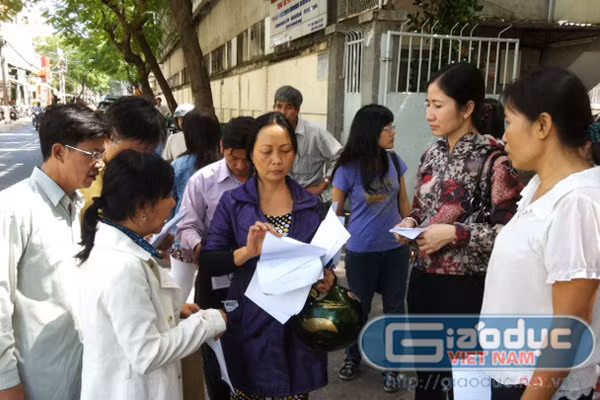 Những phụ huynh đã tập hợp nhau lại để đề nghị nhà trường giải thích vì sao con họ được số điểm rất cao nhưng vẫn trượt, đa phần ở mức điểm 25-26 điểm. >>NHỮNG NGƯỜI NỔI TIẾNG TỪNG TRƯỢT ĐẠI HỌC