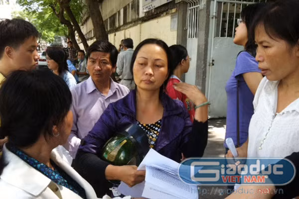 Nhiều phụ huynh bức xúc vì cho đến phút chót, họ mới biết có tới 120 chỉ tiêu tuyển thẳng và chính sách trong tổng số 300 chỉ tiêu đào tạo theo ngân sách. Nếu biết trước điều này, họ sẽ không cho con thi vào trường ĐH này. >>NHỮNG NGƯỜI NỔI TIẾNG TỪNG TRƯỢT ĐẠI HỌC