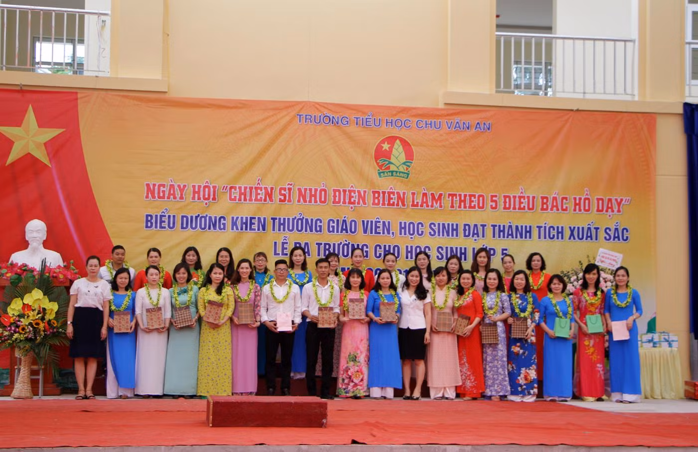 Lãnh đạo Sở Giáo dục và Đào tạo khen thưởng các giáo viên đạt thành tích xuất sắc (Ảnh: Lã Tiến)
