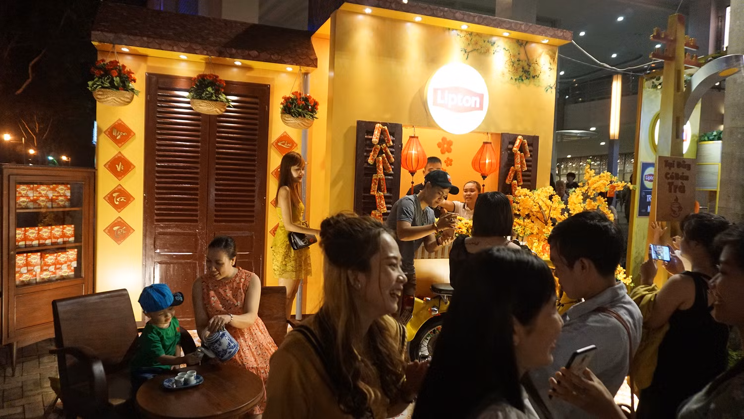 Gian nhà quê được tái hiện trên đường hoa khu đô thị Phú Mỹ Hưng. (Ảnh: H.L)