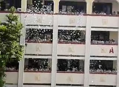 Học sinh đồng loạt xé và ném đề cương từ trên tầng xuống sân trường.