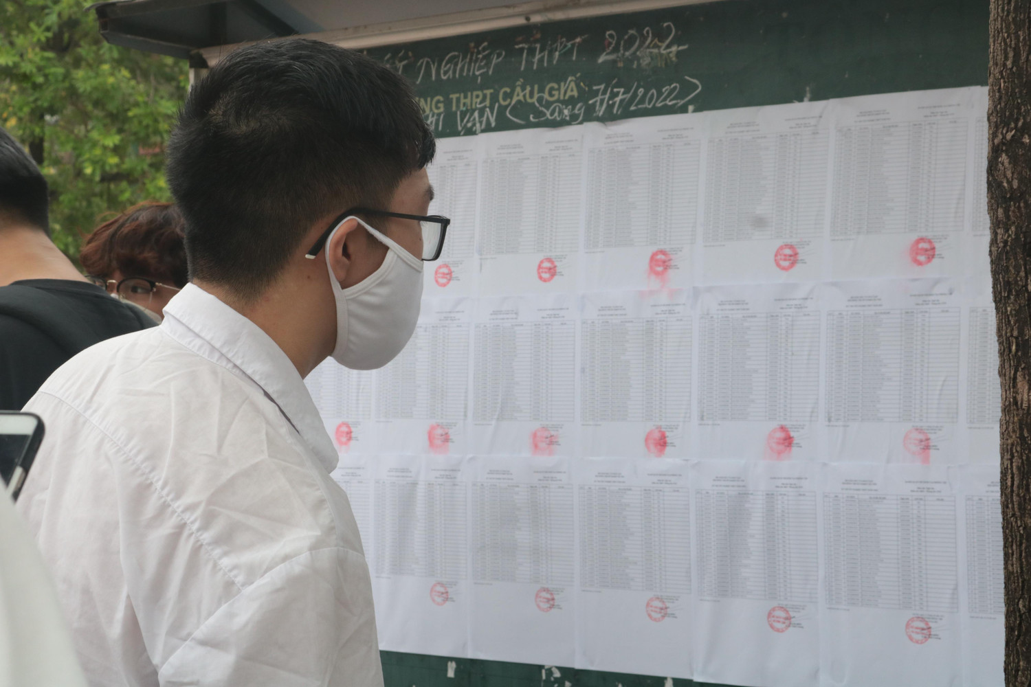 Thí sinh tìm phòng thi và số báo danh tại điểm thi Trung học phổ thông Cầu Giấy, Hà Nội. (Ảnh: Ngọc Ánh) Thí sinh tìm phòng thi và số báo danh tại điểm thi Trung học phổ thông Cầu Giấy, Hà Nội. (Ảnh: Ngọc Ánh)