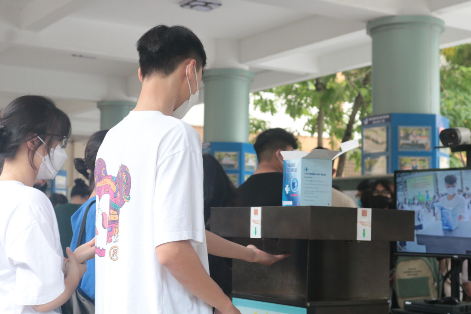 Thí sinh tại điểm trường Trung học cơ sở và Trung học phổ thông Nguyễn Tất Thành tiến hành sát khuẩn tay trước khi vào trường làm thủ tục dự thi. (Ảnh: Doãn Nhàn) Thí sinh tại điểm trường Trung học cơ sở và Trung học phổ thông Nguyễn Tất Thành tiến hành sát khuẩn tay trước khi vào trường làm thủ tục dự thi. (Ảnh: Doãn Nhàn)