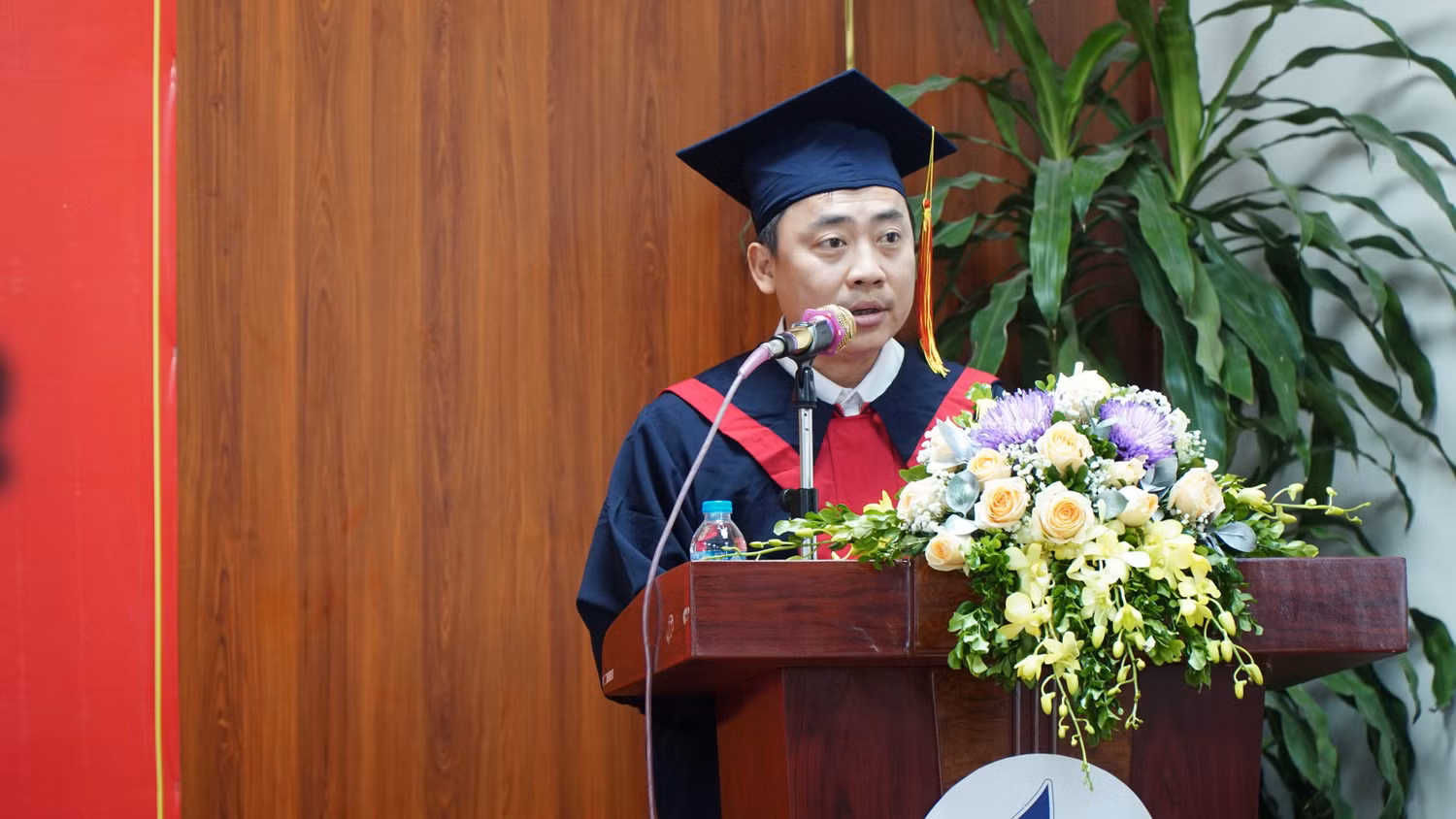 Tân cử nhân Đào Chí Nghĩa gửi lời tri ân tới lãnh đạo Ban Giám hiệu, các thầy cô Trường Đại học Hòa Bình. Ảnh: Nguyễn Long