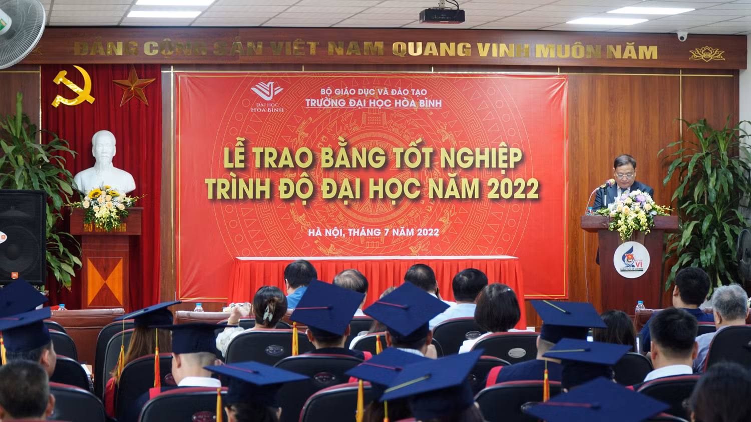 Trường Đại học Hòa Bình tổ chức lễ trao bằng tốt nghiệp trình độ đại học năm 2022. Ảnh: Nguyễn Long