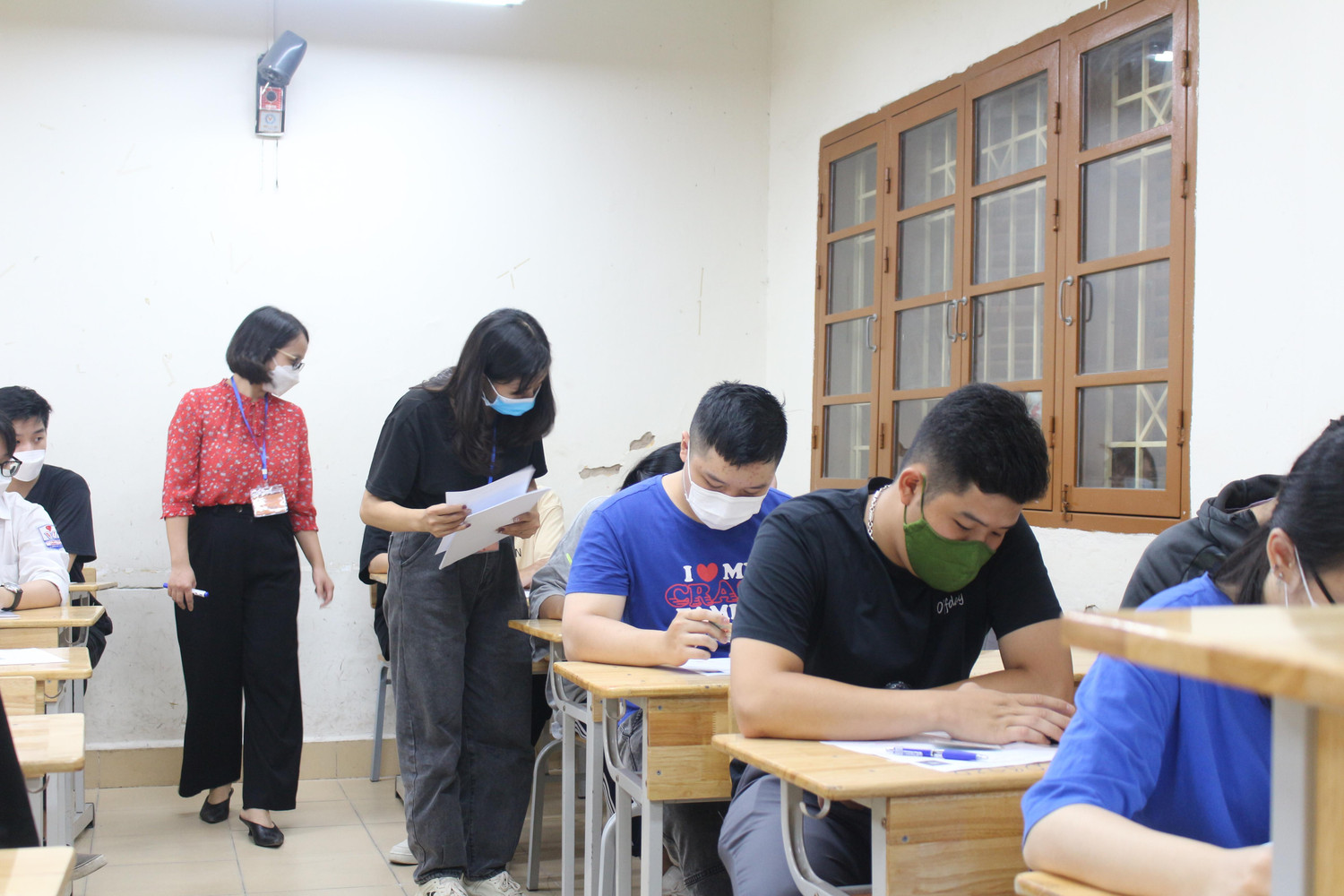 Thí sinh rà soát, kiểm tra các thông tin cá nhân trong buổi làm thủ tục dự thi. (Ảnh: Phạm Minh) Thí sinh rà soát, kiểm tra các thông tin cá nhân trong buổi làm thủ tục dự thi. (Ảnh: Phạm Minh)