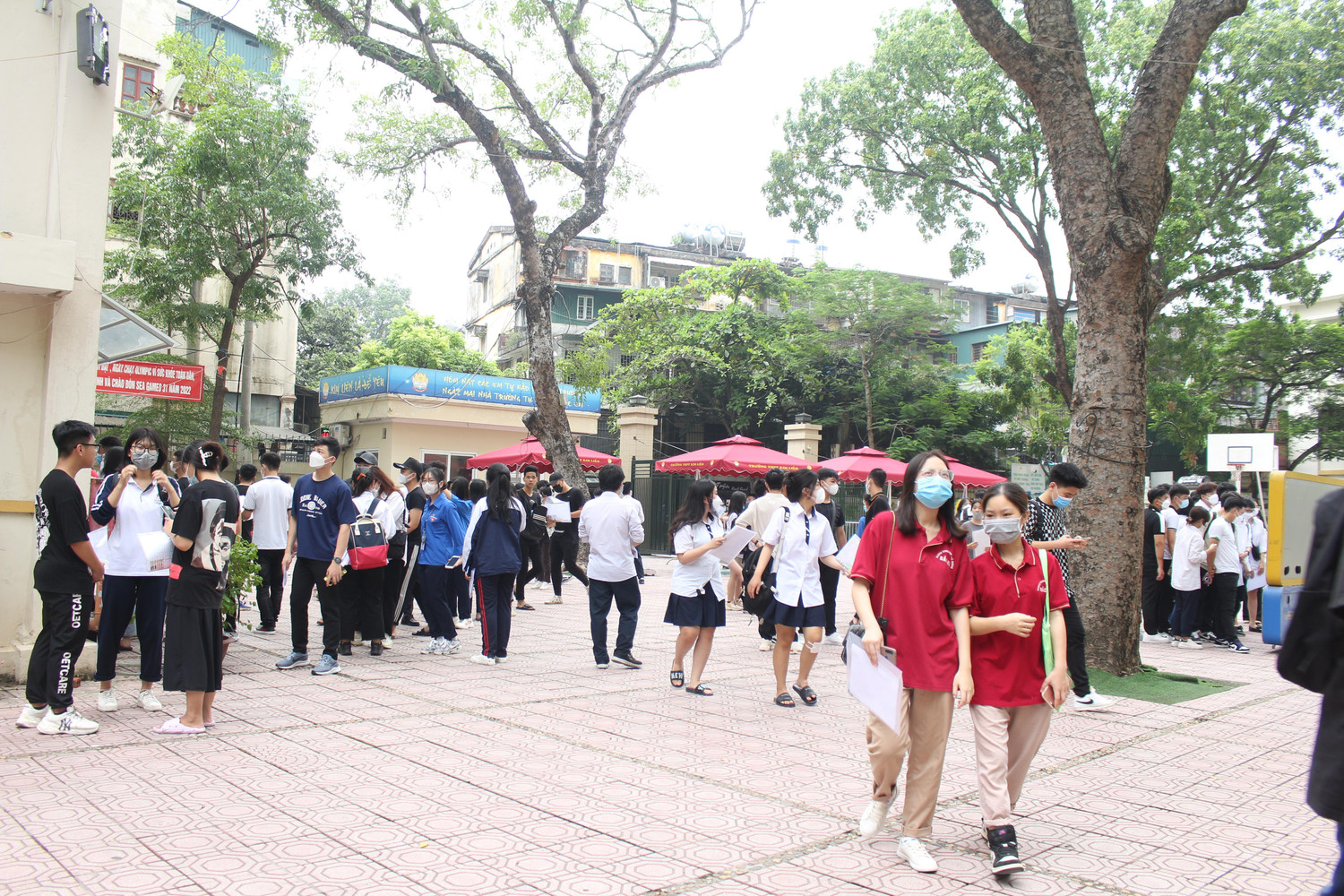 Trước giờ làm thủ tục dự thi tại điểm thi Trường Trung học phổ thông Kim Liên, Hà Nội. (Ảnh: Phạm Minh) Trước giờ làm thủ tục dự thi tại điểm thi Trường Trung học phổ thông Kim Liên, Hà Nội. (Ảnh: Phạm Minh)