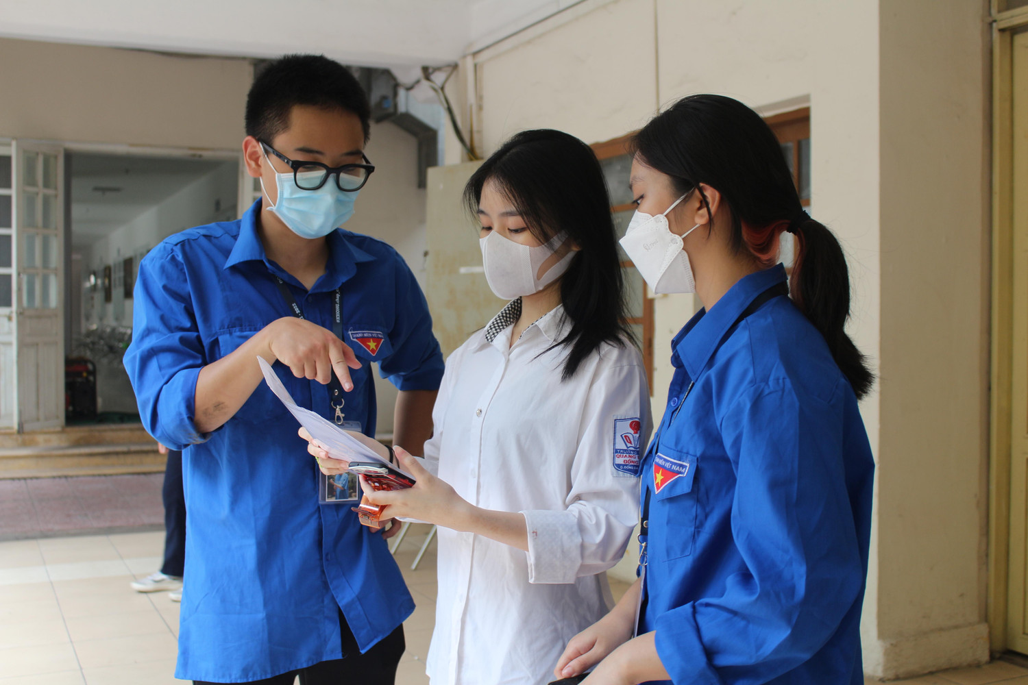 Tình nguyện viên hỗ trợ thí sinh tìm kiếm phòng thi. (Ảnh: Phạm Minh) Tình nguyện viên hỗ trợ thí sinh tìm kiếm phòng thi. (Ảnh: Phạm Minh)