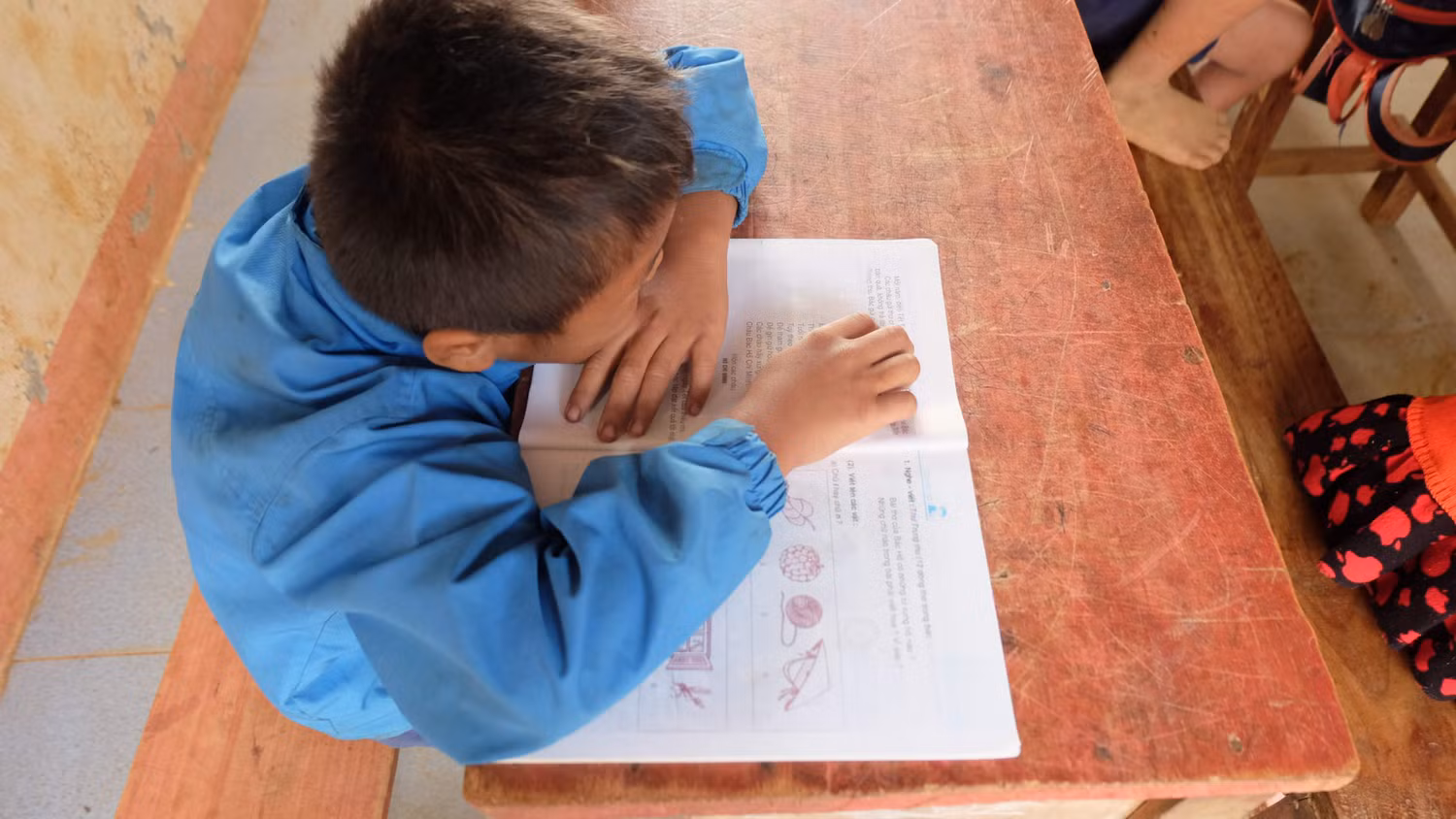 Trầm ngâm một chút khi gặp câu hỏi khó.