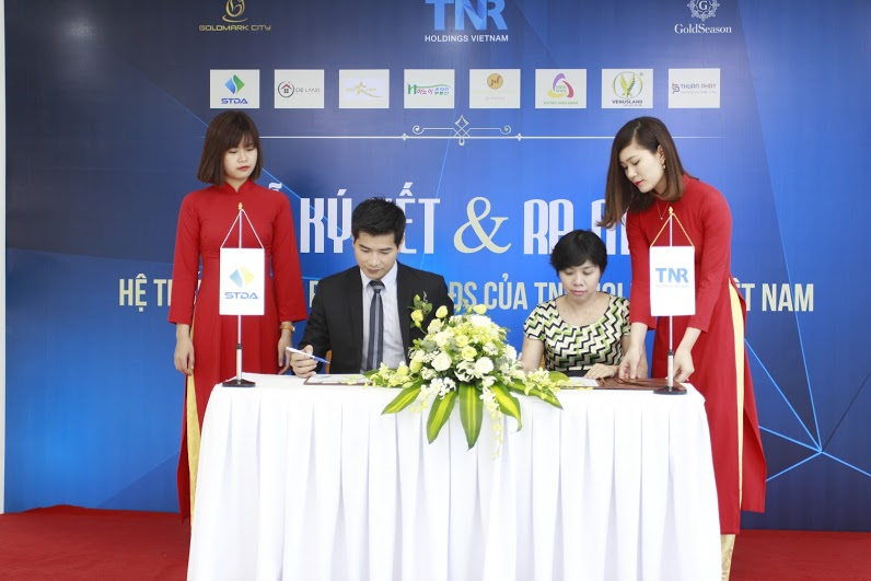 STDA đại diện Hệ thống Đại lý phân phối ký kết cùng TNR Holdings Việt Nam. STDA đại diện Hệ thống Đại lý phân phối ký kết cùng TNR Holdings Việt Nam.