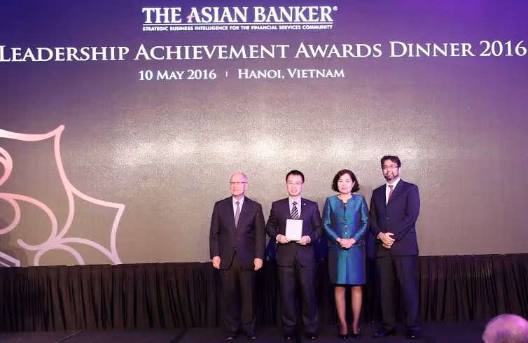 Đại diên BIDV nhận giải thưởng “Sản phẩm cho vay nhà ở tốt nhất Việt Nam 2016”.