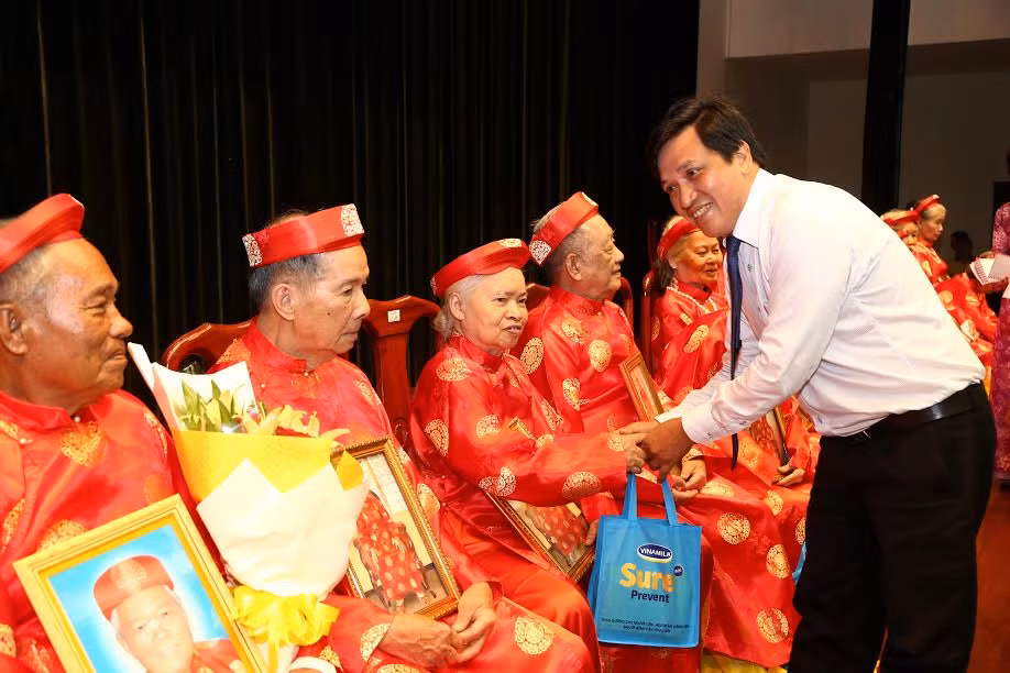 Ông Phan Nguyễn Minh Nhựt – Giám đốc Kinh doanh khu vực TP.HCM của Vinamilk tặng quà cho các Cụ trong lễ mừng thọ.