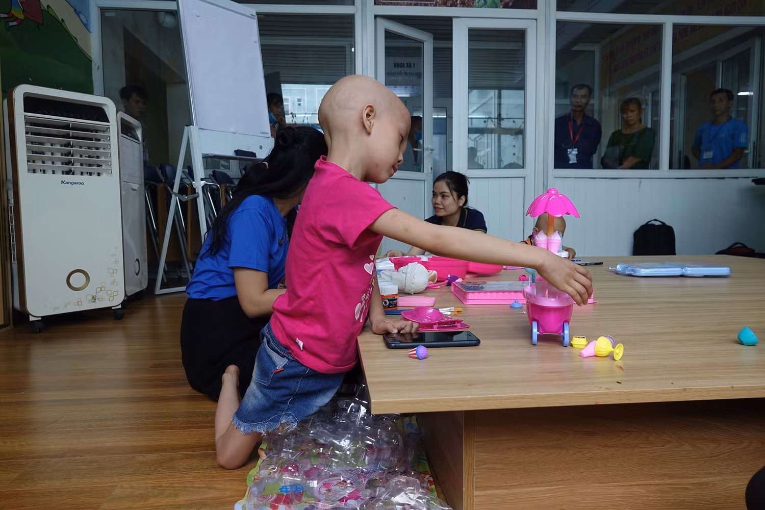 Các con vui vẻ nô đùa trong lớp học tình thương (Ảnh: V.N)