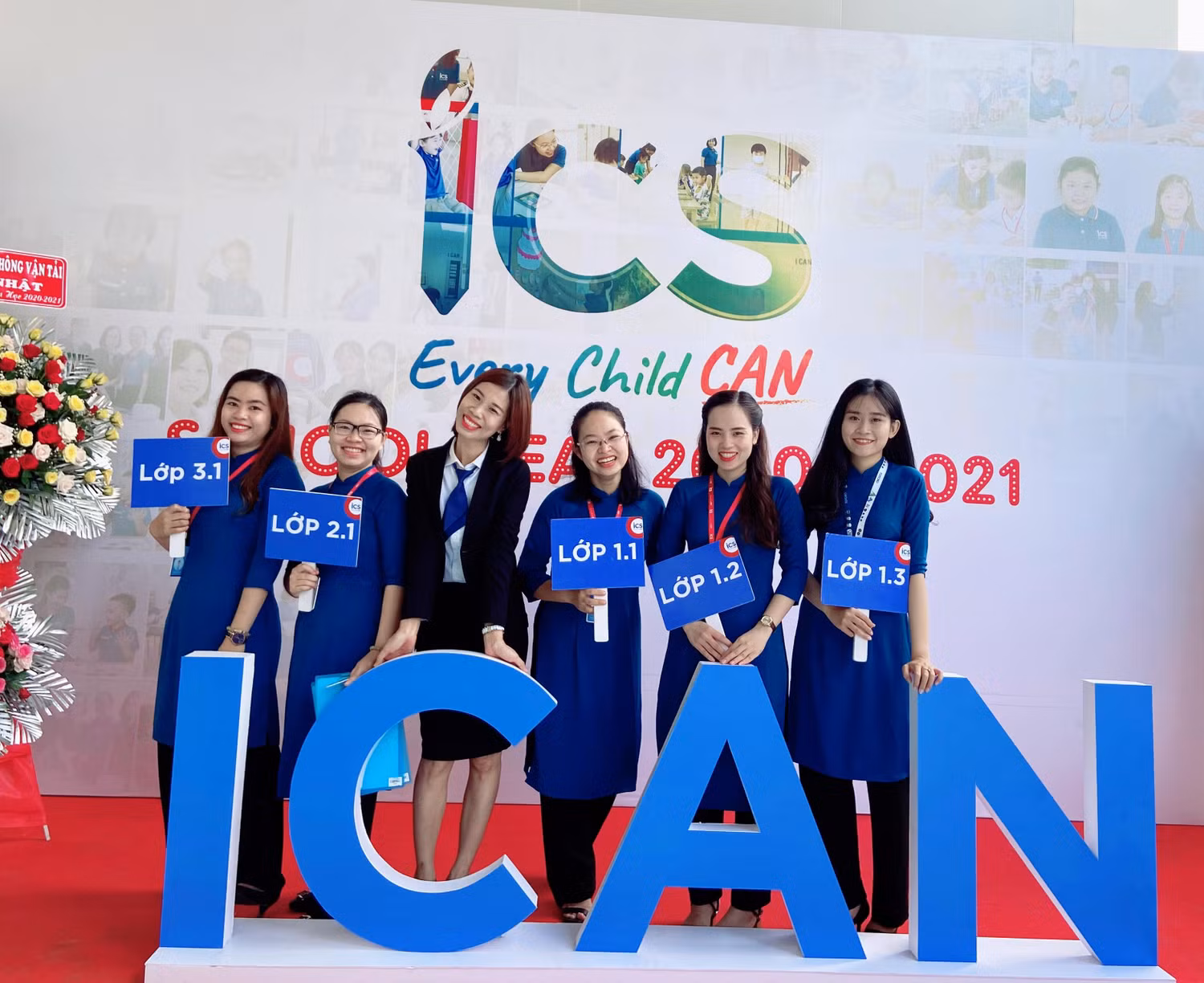 Thạc sĩ Tạ Thị Thu (thứ 3 từ trái sáng) cho rằng các trường học nên có kế hoạch, định hướng rõ ràng đối với dạy học trực tuyến (Ảnh: Cô Thu cung cấp) Thạc sĩ Tạ Thị Thu (thứ 3 từ trái sáng) cho rằng các trường học nên có kế hoạch, định hướng rõ ràng đối với dạy học trực tuyến (Ảnh: Cô Thu cung cấp)