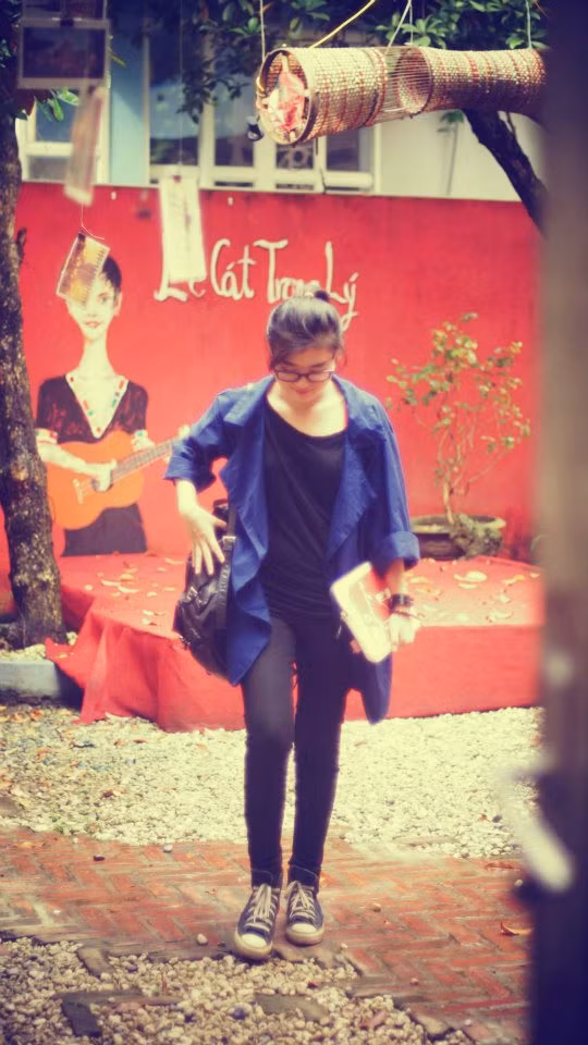 Blazer dáng rộng mặc trong những ngày thu se lạnh kết hợp với áo pull cùng màu với skinny đen. Một công thức mix đồ đơn giản nhưng vô cùng hiệu quả và thời trang. Cô nàng B'los còn ghi chú thêm rằng bạn có thể mix chúng cùng 1 đôi giày thể thao hoặc boot ngắn cổ hay một đôi giày cao gót nữ tính. Bạn sẽ khá bất ngờ về vóc dáng và phong cách của mình với những bộ trang phục như thế này. Blazer dáng rộng mặc trong những ngày thu se lạnh kết hợp với áo pull cùng màu với skinny đen. Một công thức mix đồ đơn giản nhưng vô cùng hiệu quả và thời trang. Cô nàng B'los còn ghi chú thêm rằng bạn có thể mix chúng cùng 1 đôi giày thể thao hoặc boot ngắn cổ hay một đôi giày cao gót nữ tính. Bạn sẽ khá bất ngờ về vóc dáng và phong cách của mình với những bộ trang phục như thế này.