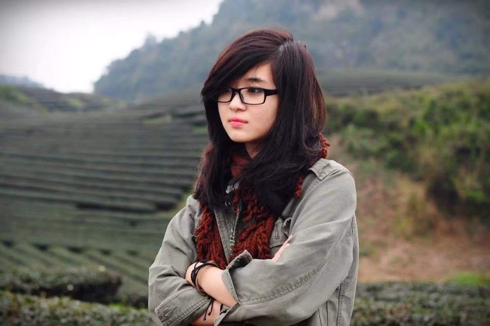 Sở hữu gương mặt xinh xắn và đáng yêu, cô nàng B'los theo đuổi niềm đam mê thời trang của mình bằng công việc làm stylist, make-up, và cả photographer. B'los chia sẻ: "Thời trang với tôi như một món ăn tinh thần không thể thiếu mỗi ngày. Trong những thiết kế của mình, tôi không chỉ chú trọng riêng vào quần áo, trang phục, phụ kiện ra sao mà còn để tâm vào những chi tiết nhỏ nhặt trong cuộc sống, xem chúng có hơi hướng và sắc thái thời trang hay không? Có thể nói, vạn vật xung quanh đều mang đến cho tôi những cảm hứng về thời trang". Sở hữu gương mặt xinh xắn và đáng yêu, cô nàng B'los theo đuổi niềm đam mê thời trang của mình bằng công việc làm stylist, make-up, và cả photographer. B'los chia sẻ: "Thời trang với tôi như một món ăn tinh thần không thể thiếu mỗi ngày. Trong những thiết kế của mình, tôi không chỉ chú trọng riêng vào quần áo, trang phục, phụ kiện ra sao mà còn để tâm vào những chi tiết nhỏ nhặt trong cuộc sống, xem chúng có hơi hướng và sắc thái thời trang hay không? Có thể nói, vạn vật xung quanh đều mang đến cho tôi những cảm hứng về thời trang".