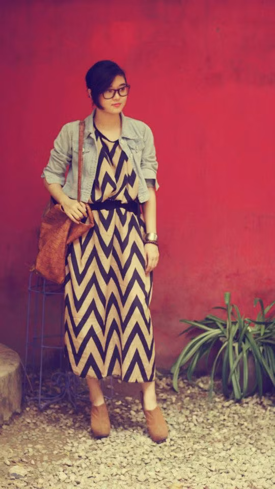 Váy dài với họa tiết tribal mix với áo demin lửng sẽ khiến vóc dáng của bạn cao hơn, trông năng động mà vẫn thật nữ tính. Váy dài với họa tiết tribal mix với áo demin lửng sẽ khiến vóc dáng của bạn cao hơn, trông năng động mà vẫn thật nữ tính.