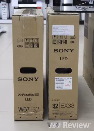 Vỏ hộp của model KDL-32W674A (bên trái, ra năm 2013) vẫn có chữ LED, còn model KLV-32EX330 (bên phải, ra năm 2012) cũng dùng công nghệ đèn nền LED nhưng ghi dòng chữ LCD TV (Ảnh: Review) Vỏ hộp của model KDL-32W674A (bên trái, ra năm 2013) vẫn có chữ LED, còn model KLV-32EX330 (bên phải, ra năm 2012) cũng dùng công nghệ đèn nền LED nhưng ghi dòng chữ LCD TV (Ảnh: Review)
