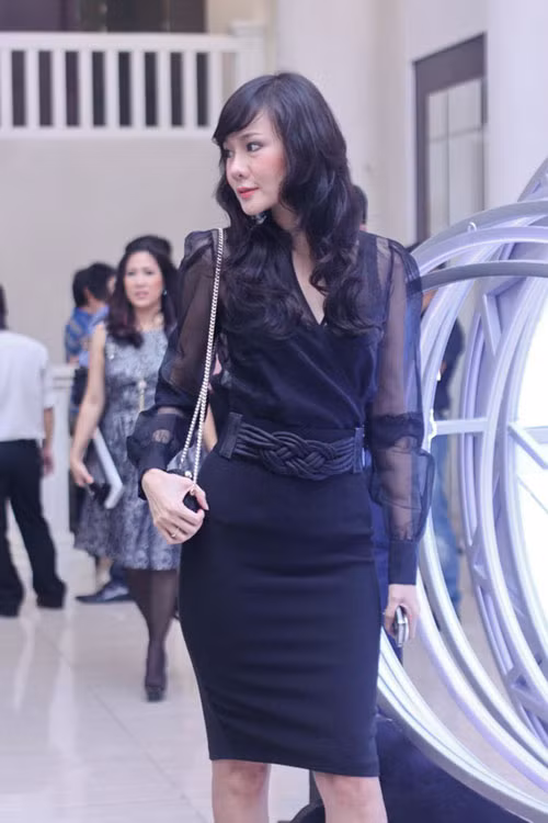 Bộ cánh màu đen từ đầu đến chân rất thanh lịch và hợp với lứa tuổi băm của cô. Xem thêm: Thời trang sao Việt/Thời trang sao Hollywood/Thời trang sao Hoa ngữ/Thời trang sao Hàn