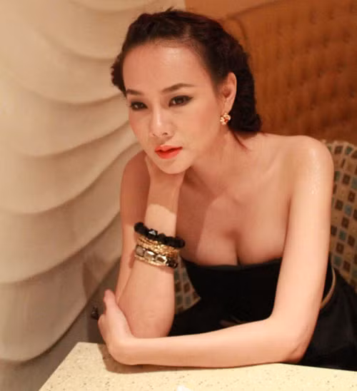Màu đen cũng là gam màu được rất nhiều người đẹp yêu thích, đặc biệt là với những mỹ nhân sở hữu làn da trắng nõn nà. Chân dài Dương Yến Ngọc là một cô nàng như thế. Xem thêm: Thời trang sao Việt/Thời trang sao Hollywood/Thời trang sao Hoa ngữ/Thời trang sao Hàn