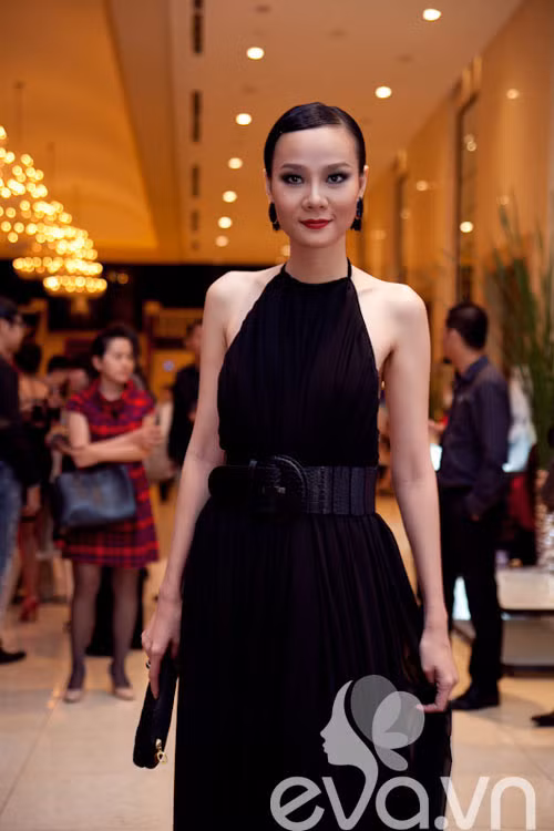 Phong cách thời trang của cô cũng có phần tươi mới hơn với những bộ cánh hợp mốt rất tôn dáng vóc. Đặc biệt, ở lứa tuổi băm, cô lựa chọn cho mình một hình ảnh thật sang trọng với các trang phục chủ yếu mang tông màu đen bí ẩn, vừa tôn lên làn da lại vừa tạo nét đẹp cổ điển rất huyền bí.