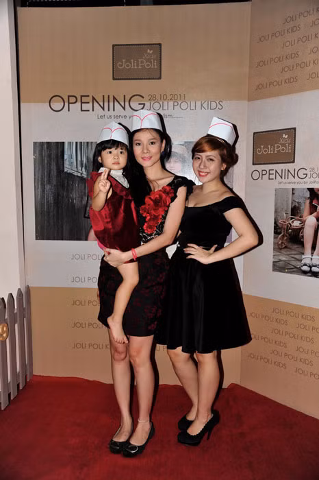 Dương Yến Ngọc xuất hiện cùng cô con gái trong buổi tiệc Opening Joli Poli kids. Diện chiếc đầm đen quyến rũ, Yến Ngọc ngày càng đằm thắm và xinh đẹp hơn trước. Ảnh: Bee Xem thêm: Thời trang sao Việt/Thời trang sao Hollywood/Thời trang sao Hoa ngữ/Thời trang sao Hàn