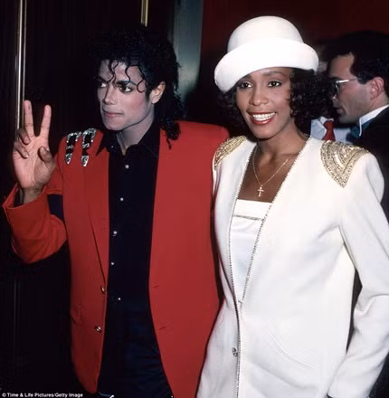 Whitney và người bạn thân, ngôi sao nhạc Pop - Michael Jackson chụp ảnh cùng nhau vào năm 1988. Ảnh: Dantri Whitney và người bạn thân, ngôi sao nhạc Pop - Michael Jackson chụp ảnh cùng nhau vào năm 1988. Ảnh: Dantri
