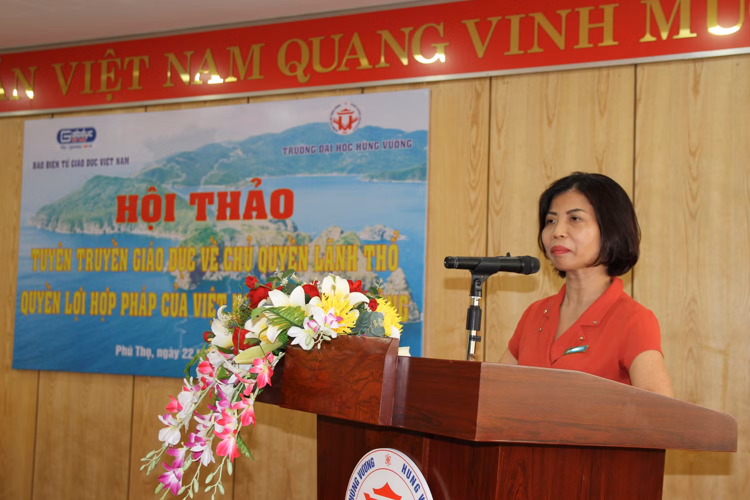 Tiến sĩ Phan Thị Tình, Phó Hiệu trưởng Trường Đại học Hùng Vương cho rằng, kiến thức diễn giả chia sẻ, phân tích giúp thầy và trò Đại học Hùng Vương hiểu một cách hệ thống, khoa học về Chủ quyền lãnh thổ, quyền và lợi ích hợp pháp của quốc gia trên Biển Đông. Ảnh: Vũ Phương.