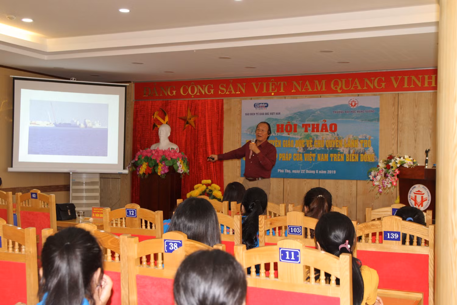 Những hình ảnh trực quan, sinh động cùng cách diễn thuyết hấp dẫn giúp thầy và trò Đại học Hùng Vương hiểu một cách hệ thống, khoa học về Chủ quyền lãnh thổ, quyền và lợi ích hợp pháp của quốc gia trên Biển Đông. Ảnh: Vũ Phương.