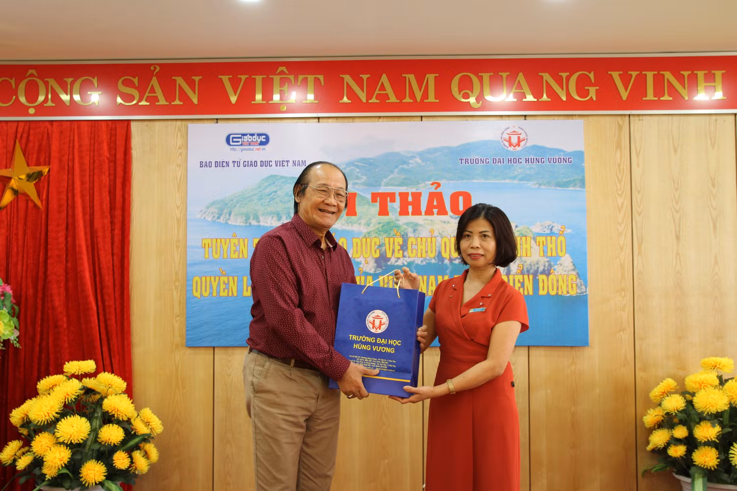 Diễn giả Trần Công Trục nhận quà lưu niệm từ lãnh đạo Trường Đại học Hùng Vương.