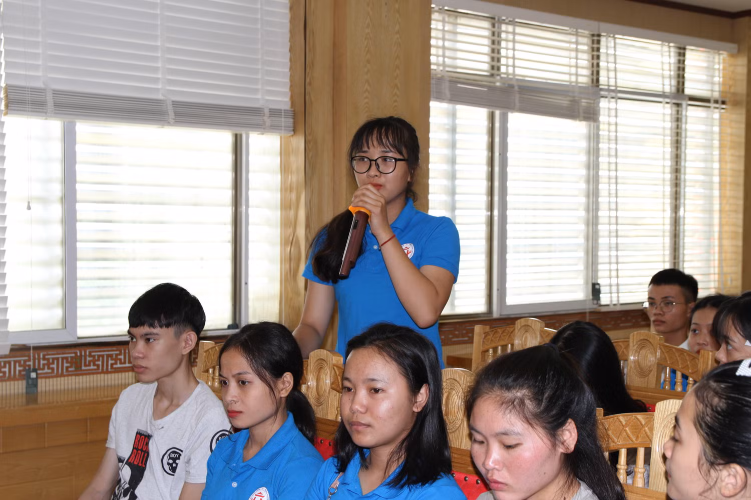 Sinh viên Trần Thị Mỹ Huyền đặt câu hỏi về hành vi vi phạm của Trung Quốc trên Biển Đông. Ảnh: Vũ Phương.