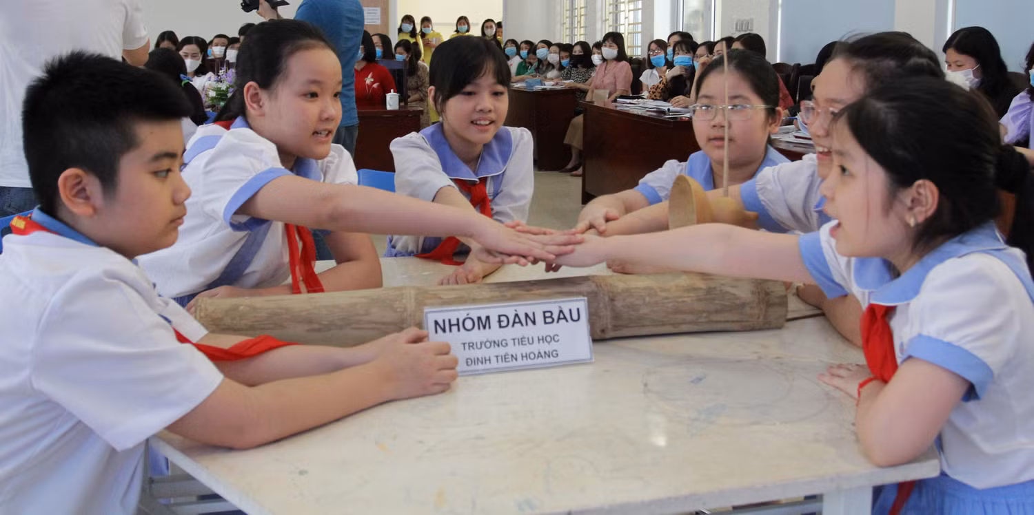Các em học sinh thể hiện sự tự tin, tích cực trong tiết học (Ảnh: Lã Tiến)