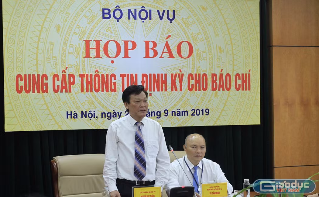 Ông Thăng nói điều kiện để được xét đặc cách là những người đang làm hợp đồng lao động trong các đơn vị sự nghiệp, các trường chưa tư thục tự chủ một phần chi thường xuyên đang làm hợp đồng, đã ký hợp đồng lao động từ 31/12/2015 trở về trước, có đóng bảo hiểm xã hội bắt buộc (Ảnh:Trinh Phúc)