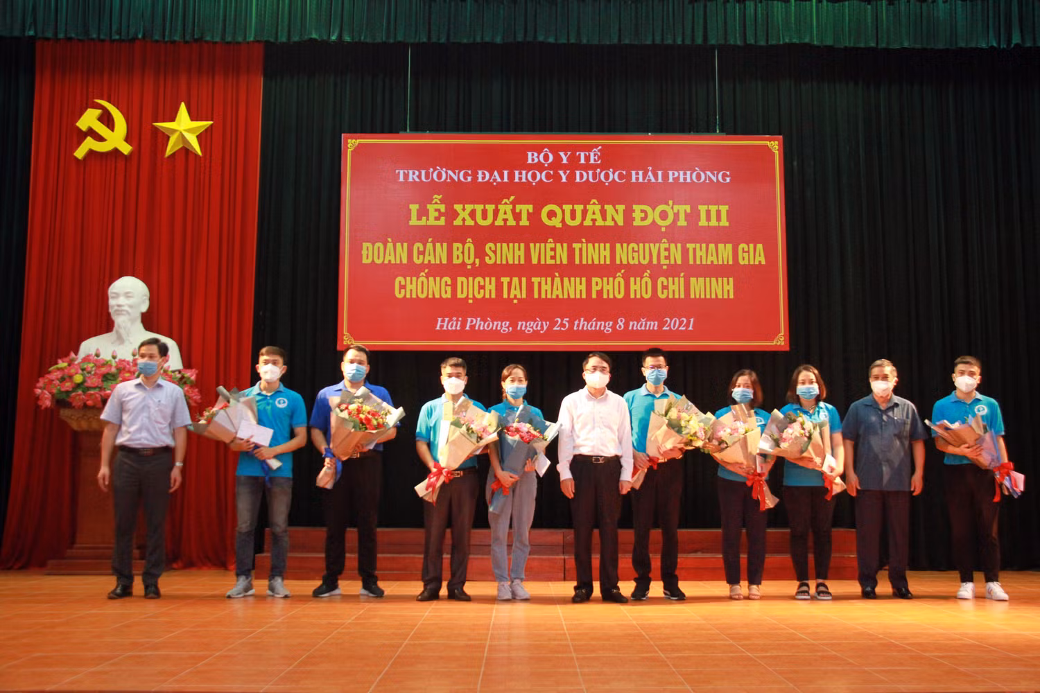 Đoàn chi viện gồm 208 cán bộ, giảng viên, bác sĩ nội trú và sinh viên đã được trang bị đầy đủ kiến thức, kỹ năng phòng chống dịch bệnh (Ảnh: trường cung cấp) Đoàn chi viện gồm 208 cán bộ, giảng viên, bác sĩ nội trú và sinh viên đã được trang bị đầy đủ kiến thức, kỹ năng phòng chống dịch bệnh (Ảnh: trường cung cấp)