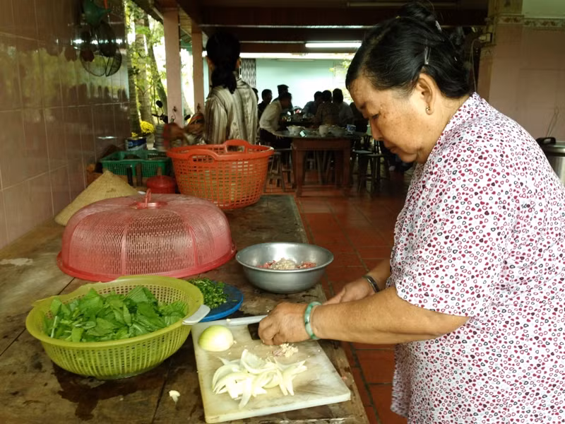 Trong khi Trung tướng Nguyễn Việt Thành tiếp khách, người vợ hiền đảm đang của ông lo làm cơm. Trong khi Trung tướng Nguyễn Việt Thành tiếp khách, người vợ hiền đảm đang của ông lo làm cơm.
