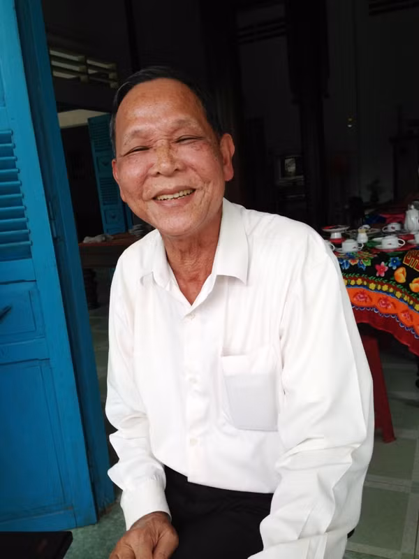 Nụ cười rộng mở cửa tướng Tư Bốn - Nguyễn Việt Thành. Nụ cười rộng mở cửa tướng Tư Bốn - Nguyễn Việt Thành.