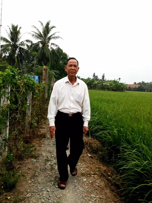 Phút đời thường giữa ruộng đồng của vị trung tướng lừng lẫy. Phút đời thường giữa ruộng đồng của vị trung tướng lừng lẫy.
