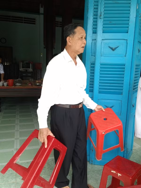 Quyền lực dường như được tướng Thành rũ bỏ, trở thành một "ông già Nam Bộ", tự tay nhắc ghế mời mọi người ngồi. Quyền lực dường như được tướng Thành rũ bỏ, trở thành một "ông già Nam Bộ", tự tay nhắc ghế mời mọi người ngồi.