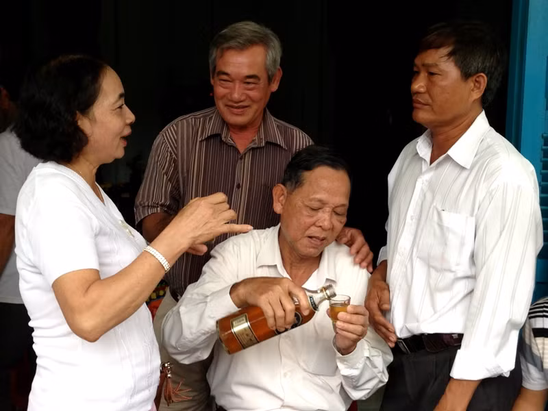 Vị tướng bình dị giữa vòng vây của người dân yêu quý, kính trọng ông... Vị tướng bình dị giữa vòng vây của người dân yêu quý, kính trọng ông...